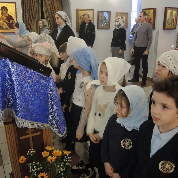 Первоклассники православной гимназии молились за богослужением в праздник Введения во храм Пресвятой Богородицы