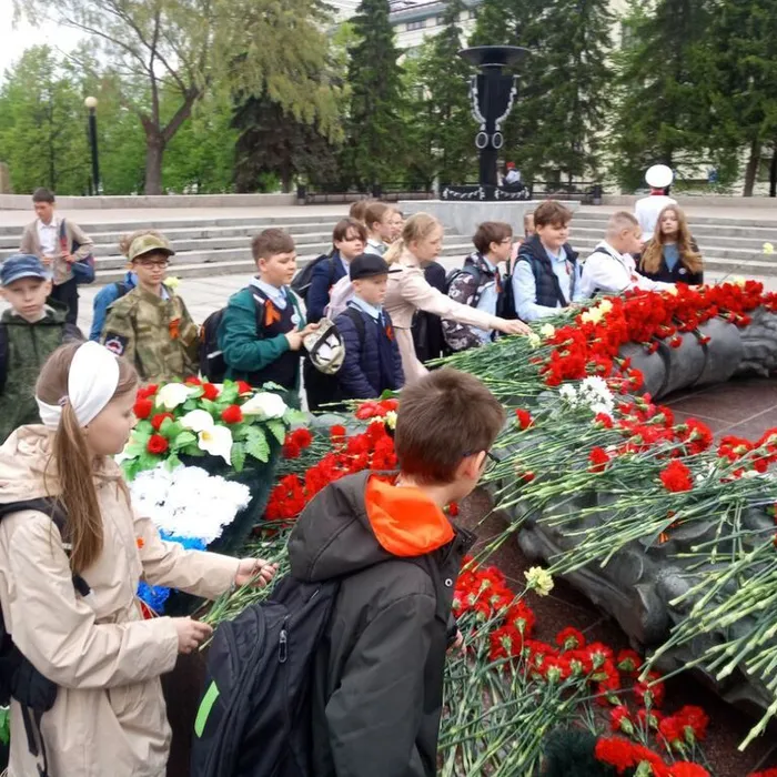 Возложение цветов к Вечному огню