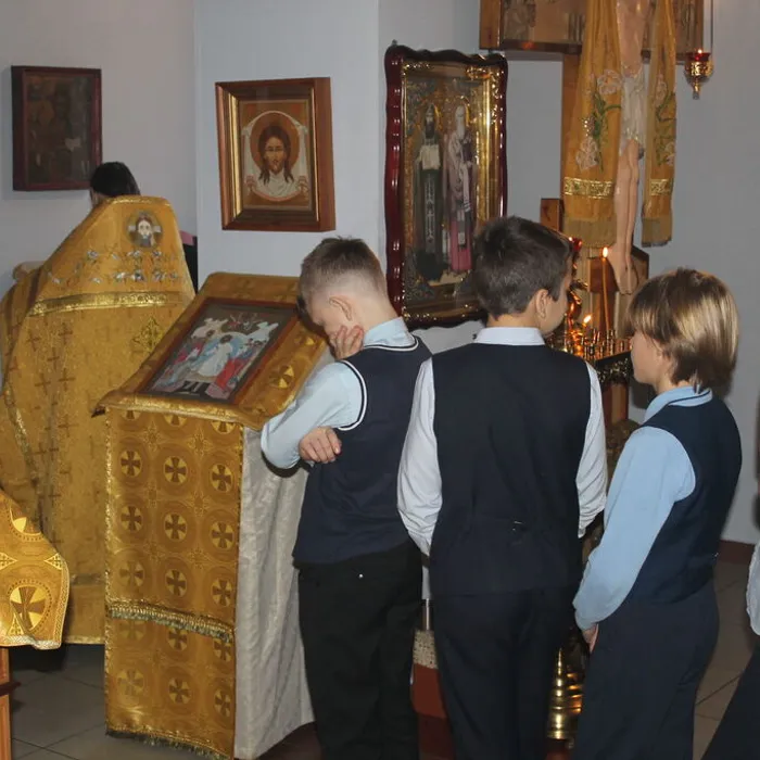 гимназисты на праздничной литургии