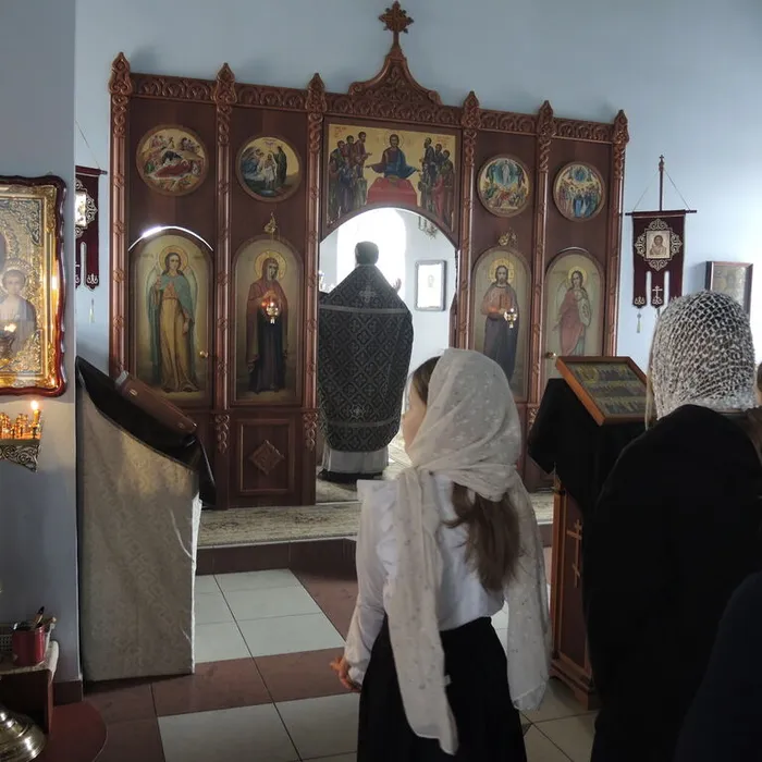 Гимназисты в храме на Литургии Преждеосвященных Даров