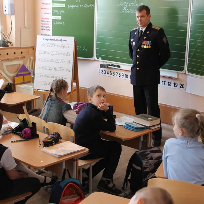Первоклассникам рассказали о вертолете Ми-8