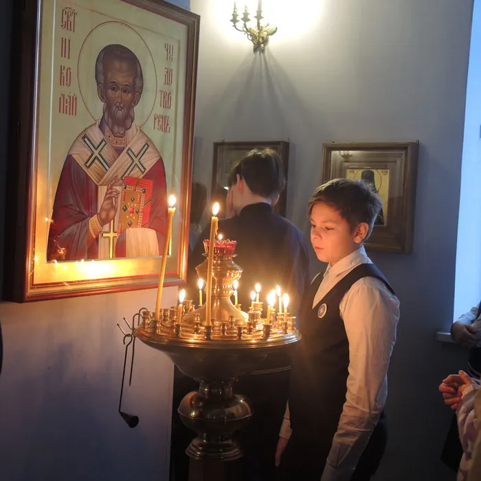 гимназисты на праздничной литургии