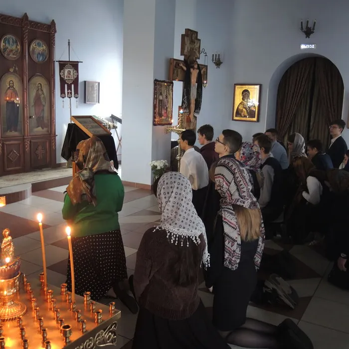 Старшеклассники на Литургии Преждеосвященных Даров