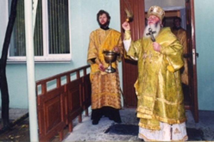 Владыка Иов, митрополит Челябинский и Златоустовский совершает чин освящения Православной гимназии.
